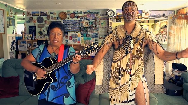 Frank a jeho matka žijí ve městečku Rotorua a oba se snaží pokračovat v tradici, kterou Frankův otec tehdy započal – cestování s maorskými umělci po světě a předvádění tradičních novozélandských tanců a zpěvů.