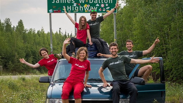 Členové expedice na začátku Dalton Highway, jediné cesty, která vede Aljaškou až k pobřeží Severního Ledového Oceánu.