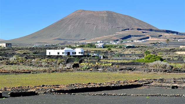Ve vnitrozem ostrova Lanzarote. Pohled na vulkanick kuel Montaña Tamia