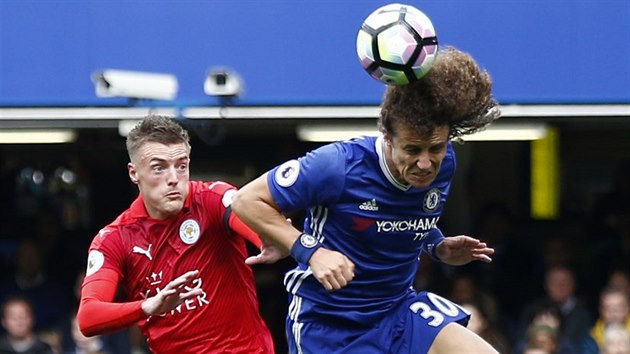 VE VÝSKOKU. David Luiz, obránce Chelsea, odehrává hlavou míč před Jamiem Vardym z Leicesteru.