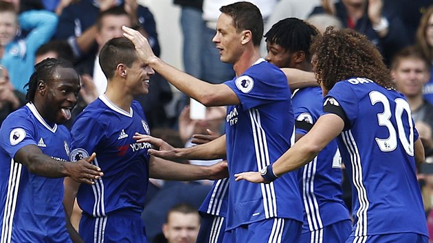 POHODLN VHRA. Fotbalist Chelsea se raduj z glu Victora Mosese (zcela vlevo), nad Leicesterem vedou u 3:0.