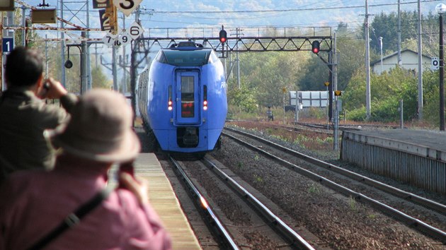 Cestujc si fot pjezd expresu Super Ozora do stanice intoku na trati z Kuira do Sappora na japonskm ostrov Hokkaid. (13. jna 2011)