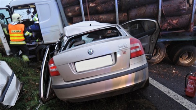 Tahač plně naložený dřevem se střetl s osobním vozem.