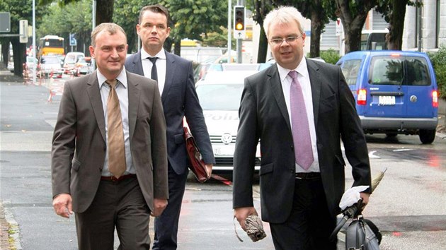 Antonín Koláček (vlevo) přichází k soudu ve švýcarské Bellinzoně. (10. října 2013)