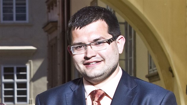 Nahradit ho m poslanec za SSD Jan Chvojka.