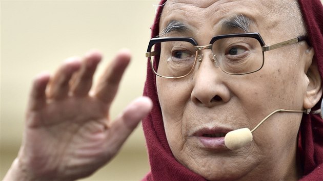 Zhruba tisíc lidí přivítalo na Hradčanském náměstí v Praze tibetského duchovního vůdce dalajlámu. Zúčastní se 20. ročníku mezinárodní konference Forum 2000. (17. října 2016)