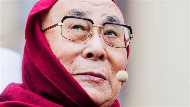 Zhruba tisc lid pivtalo na Hradanskm nmst v Praze tibetskho duchovnho vdce dalajlmu. Zastn se 20. ronku mezinrodn konference Forum 2000. (17. jna 2016)