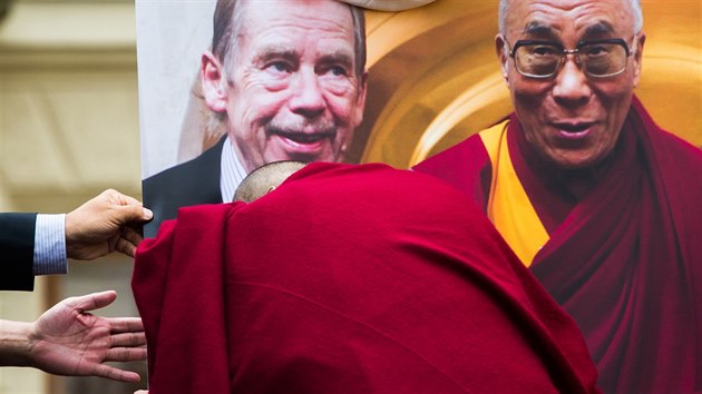 Zhruba tisíc lidí přivítalo na Hradčanském náměstí v Praze tibetského duchovního vůdce dalajlámu. Zúčastní se 20. ročníku mezinárodní konference Forum 2000. (17. října 2016)