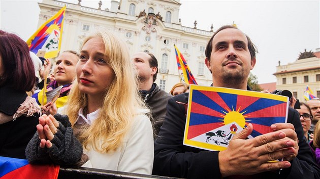 Zhruba tisc lid pivtalo na Hradanskm nmst v Praze tibetskho duchovnho vdce dalajlmu. Zastn se 20. ronku mezinrodn konference Forum 2000. (17. jna 2016)