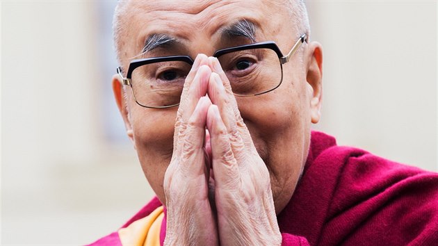 Tibetský duchovní vůdce dalajláma vystoupil před asi tisícovkou lidí na Hradčanském náměstí v Praze. (17. října 2016)