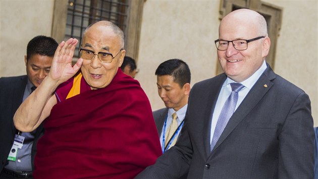 Ministr kultury Daniel Herman se setkal s tibetským duchovním vůdcem dalajlámou. (18. října 2016)