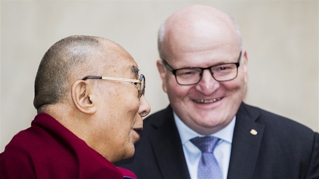 Ministr kultury Daniel Herman se setkal s tibetskm duchovnm vdcem dalajlmou. (18. jna 2016)