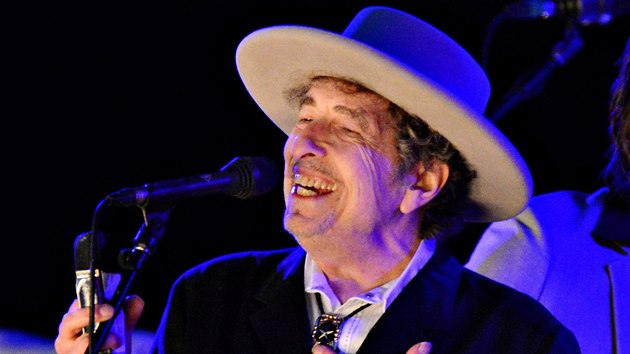 Americký hudebník Bob Dylan během vystoupení na festivalu v britském Paddock Wood. (30. června 2012)