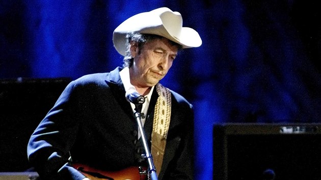 Americký hudebník Bob Dylan během vystoupení v divadle Wiltern Theatre v Los Angeles. (5. května 2004)