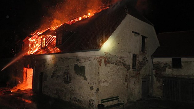 Hasiče zaměstnal požár zámku Plumlov na Prostějovsku (11. října 2016).