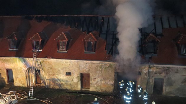 Hasiče zaměstnal požár zámku Plumlov na Prostějovsku (11. října 2016).