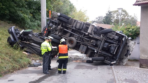 V Brn se samovoln rozjel vz s montn ploinou a narazil do osobnho auta. Oprav na ploin pi pdu na zem utrpl tk zrann. (10.10.2016)