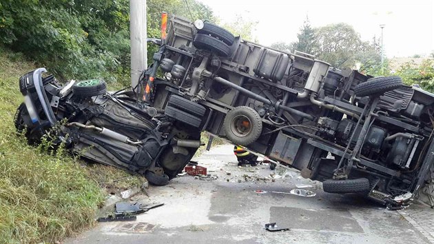 V Brn se samovoln rozjel vz s montn ploinou a narazil do osobnho auta. Oprav na ploin pi pdu na zem utrpl tk zrann. (10.10.2016)