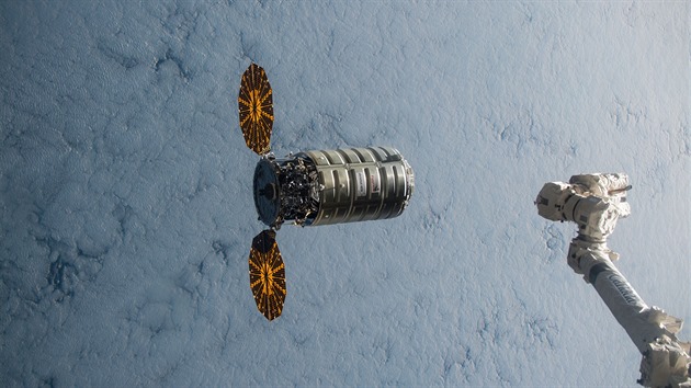 Nkladn lo Cygnus a manipulan rameno Canadarm 2 z Mezinrodn kosmick stanice ISS.