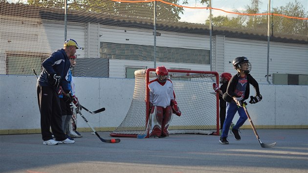 Hokejbal se li od hokeje hlavn tm, e se nehraje na led, ale venku na betonovm nebo asfaltovm hiti splastovm mkem.
