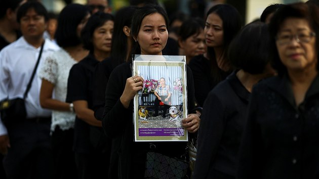 Thajsko dr sttn smutek po smrti krle Pchmipchona Adundta.