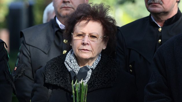 Na snímku z vyzvednutí ostatků obětí masakru na Švédských šancích Mária Pafčugová. Pochází z Dobšiné, odkud byla většina obětí ze Švédských šancí.