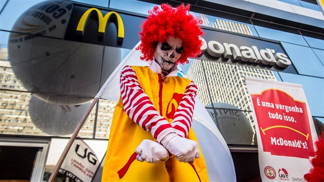 I Ronald McDonald m svou temnou strnku. Brazilt odbori v jeho upravenm kostmu protestovali proti nzkm mzdm zamstnanc.