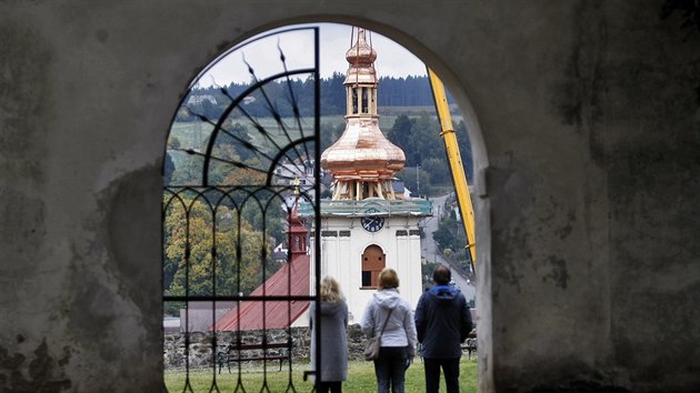 Usazovn nov stechy na kostele v Brtnici.