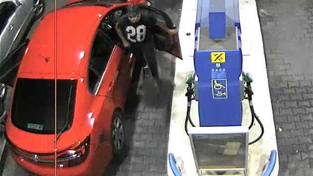 Policie ptr po ench, kter chtly platit ukradenmi platebnmi kartami. K benznov pump s nimi pijel mu na tto fotografii (11.10.2016).