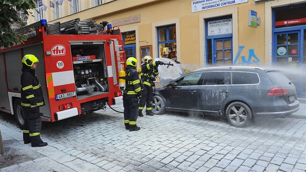 Hasii v prask Jeruzalmsk ulici proudem tlakov vody hasili hoc auto (19.10.2016).