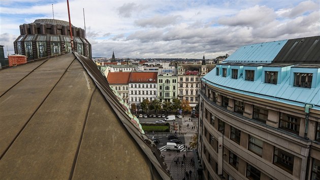 Stecha Palce Lucerna se na ti dny otevela pro veejnost. Lidem se tak naskytl nevedn pohled na centrum Prahy. V budoucnu by tu mla vzniknout komunitn zahrdka (19.10.2016).