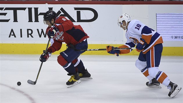 Alexandr Ovečkin z Washingtonu uhání k brance New York Islanders, stíhá ho Ryan Strome.