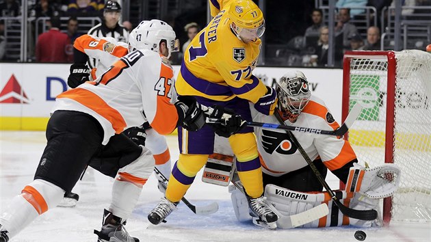 Brank Philadelphie Michal Neuvirth se sna zastavit Jeffa Cartera z Los Angeles.