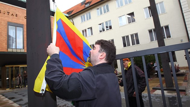 Vyvovn tibetsk vlajky u budovy Karolina na Ovocnm trhu v Praze. (19. jna 2016)