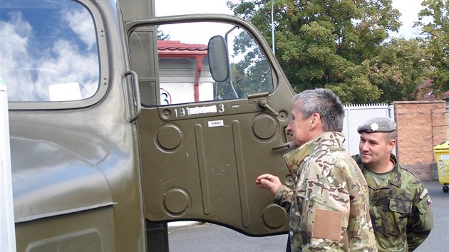 Ministr obrany Martin Stropnick� nav�t�vil klatovsk� kas�rna. (10. ��jna 2016)