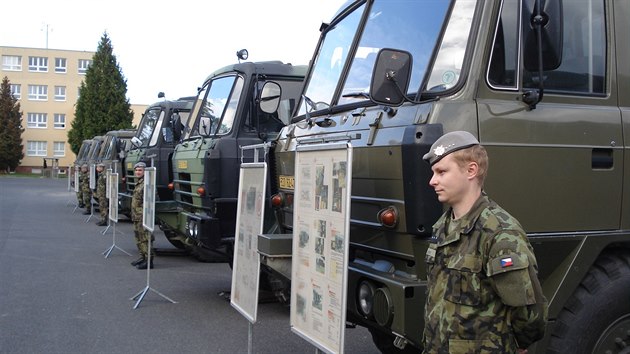 Ministr obrany Martin Stropnick navtvil klatovsk kasrna. (10. jna 2016)