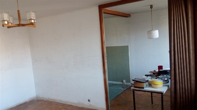 Předchozí majitel oddělil kuchyň a obývací pokoj shrnovacími koženkovými dveřmi.