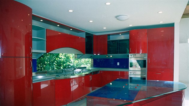 „Ferrari“ kuchyň v typicky červené barvě je dílem studia Pininfarina.