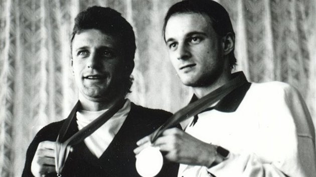 Skokan Pavel Ploc (vlevo) a Ji Malec pzuj s medailemi, kter zskali na olympijskch hrch v Calgary v roce 1988.