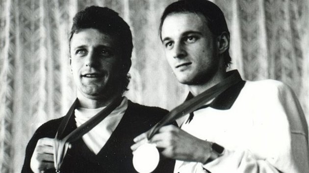 Skokan� Pavel Ploc (vlevo) a Ji�� Malec p�zuj� s medailemi, kter� z�skali na olympijsk�ch hr�ch v Calgary v roce 1988.