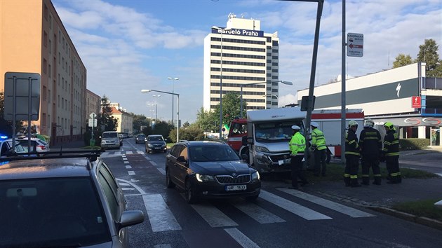 Auto se po stetu s autobusem odrazilo odrazilo do sloupu poulinho osvtlen. idika byla lehce zranna (10.10.2016)