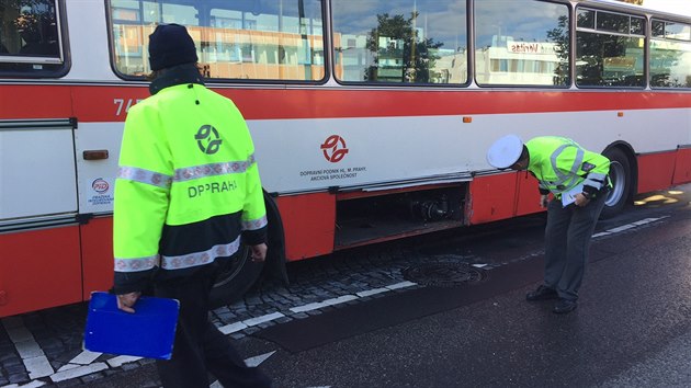 Auto se po stetu s autobusem odrazilo odrazilo do sloupu poulinho osvtlen. idika byla lehce zranna (10.10.2016)