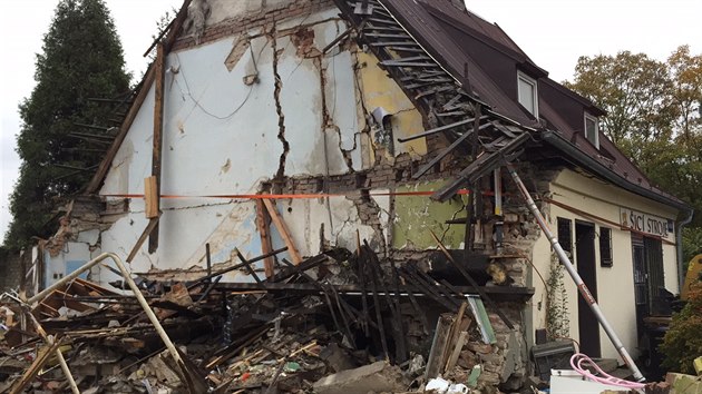 Ve stedu zaala demolice rodinnho domu v Kladn, kter minul tden zdemoloval pravdpodobn vbuch plynu (19.10.2016)