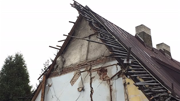 Ve stedu zaala demolice rodinnho domu v Kladn, kter minul tden zdemoloval pravdpodobn vbuch plynu (19.10.2016)