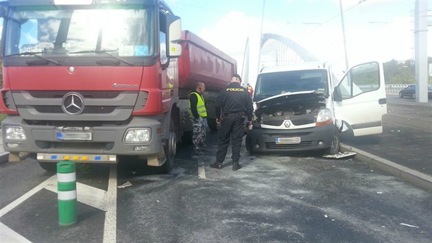 Za Trojskm mostem se srazilo nkladn auto s dodvkou. Ta skonila na stee v tramvajovm kolejiti o nkolik metr dl (19.10.2016)