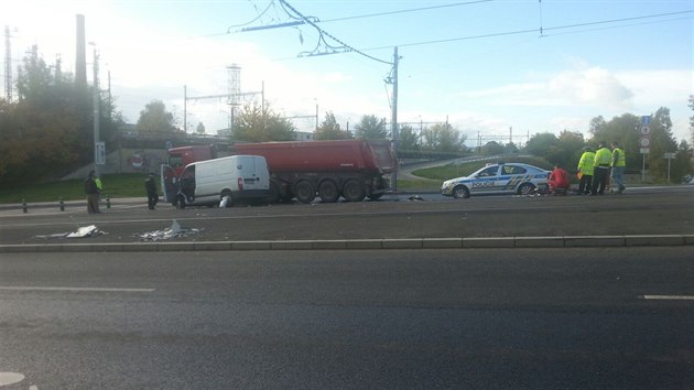 Za Trojskm mostem se srazilo nkladn auto s dodvkou. Ta skonila na stee v tramvajovm kolejiti o nkolik metr dl (19.10.2016)