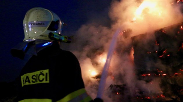 Na okraji Olomouce vzplál stoh několika stovek balíků slámy, hasiči museli k boji s požárem povolat i těžkou techniku.