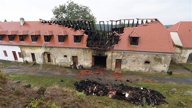 Pohled na požárem poničenou budovu plumlovského zámku, kde začalo hořet v noci na úterý 11. října 2016. Oheň poničil zhruba třicet metrů střechy.