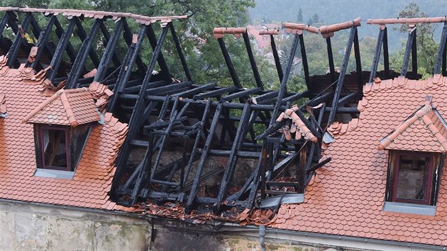 Pohled na požárem poničenou budovu plumlovského zámku, kde začalo hořet v noci na úterý 11. října 2016. Oheň poničil zhruba třicet metrů střechy.