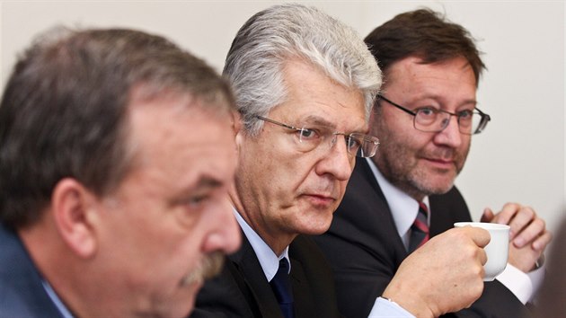 Lídři tří stran - Oto Košta (ANO, uprostřed), Jiří Zemánek (ČSSD, vpravo) a Dalibor Horák (ODS) podepsali v pondělí 17. října smlouvu o koalici, která povede Olomoucký kraj.